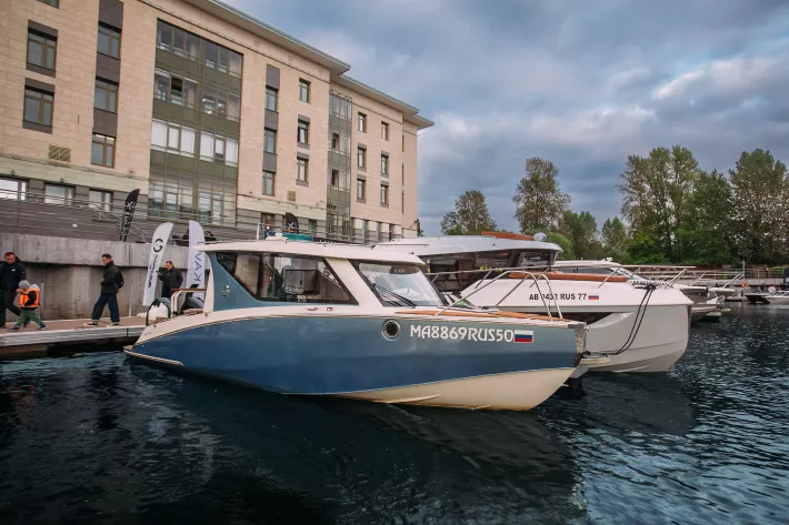 На первом плане — кастомный катер Ginom 840 Cabin (Тульская верфь). Борт к борту с ним — турецкий круизер Kavi 9, который на SPIBS и вообще в Россию привезла компания Jonacor Yachts - фото