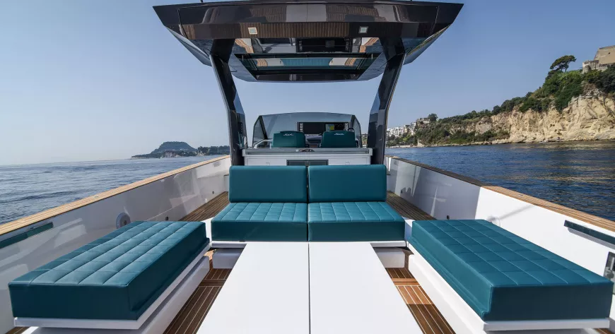 Fiart 39 Seawalker: версия с диваном, трансформируемым в просторный лежак - фото