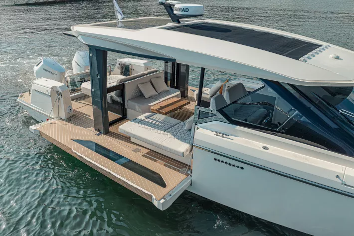 Площадь полезного пространства на палубе этой лодки самая, пожалуй, большая среди моделей такого типоразмера - фото