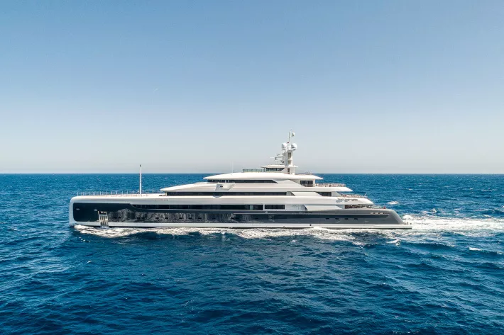 Моторная яхта Illusion Plus верфи Pride Mega Yachts.
Длина 88,50 м, 
ширина 15,60 м,
вместимость 3642 рег. т,
мощность 2 × 3060 л.с., скорость 17 узлов - фото
