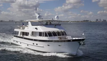 Outer Reef 820 Cockpit Motoryacht