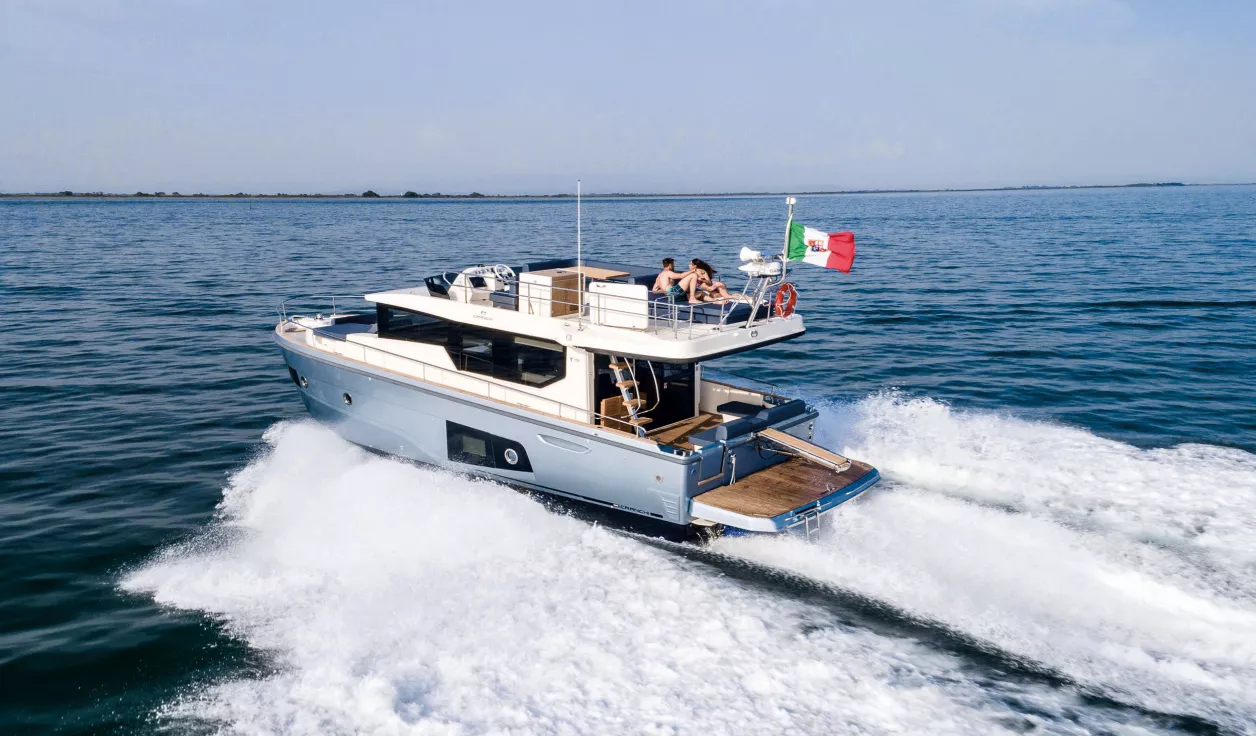 Моторная яхта Cranchi T43 Trawler - фото 1