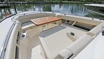 Boston Whaler 350 Realm
