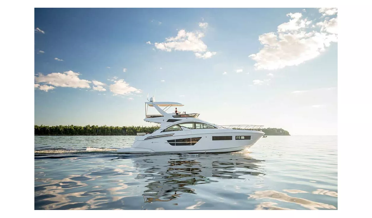 Моторная яхта Cruisers Yachts 60 Fly - фото 1