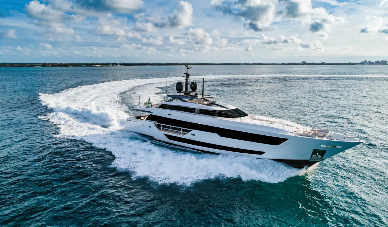 Моторная яхта Custom Line 120 - фото 1
