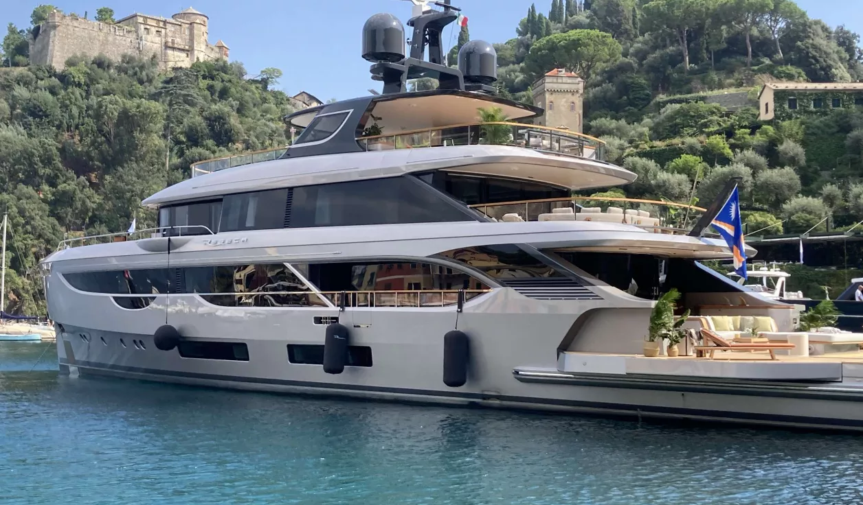 Моторная яхта Benetti Oasis 40M - фото 1