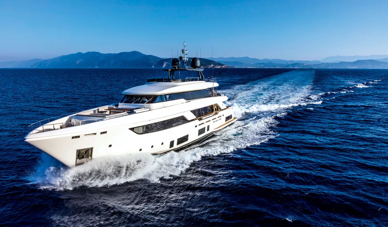 Моторная яхта Custom Line Navetta 37 - фото 1