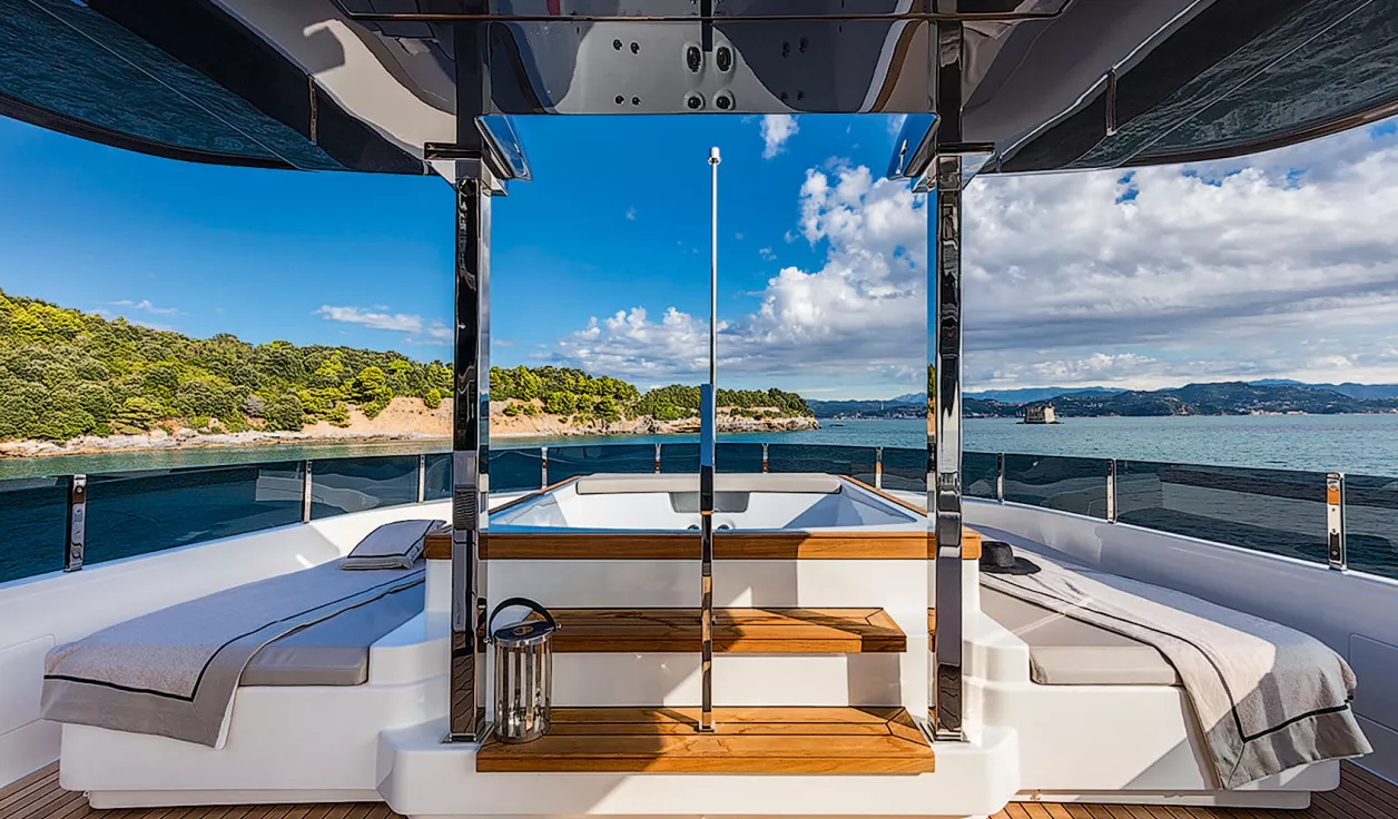 Моторная яхта Custom Line Navetta 37 - фото 2