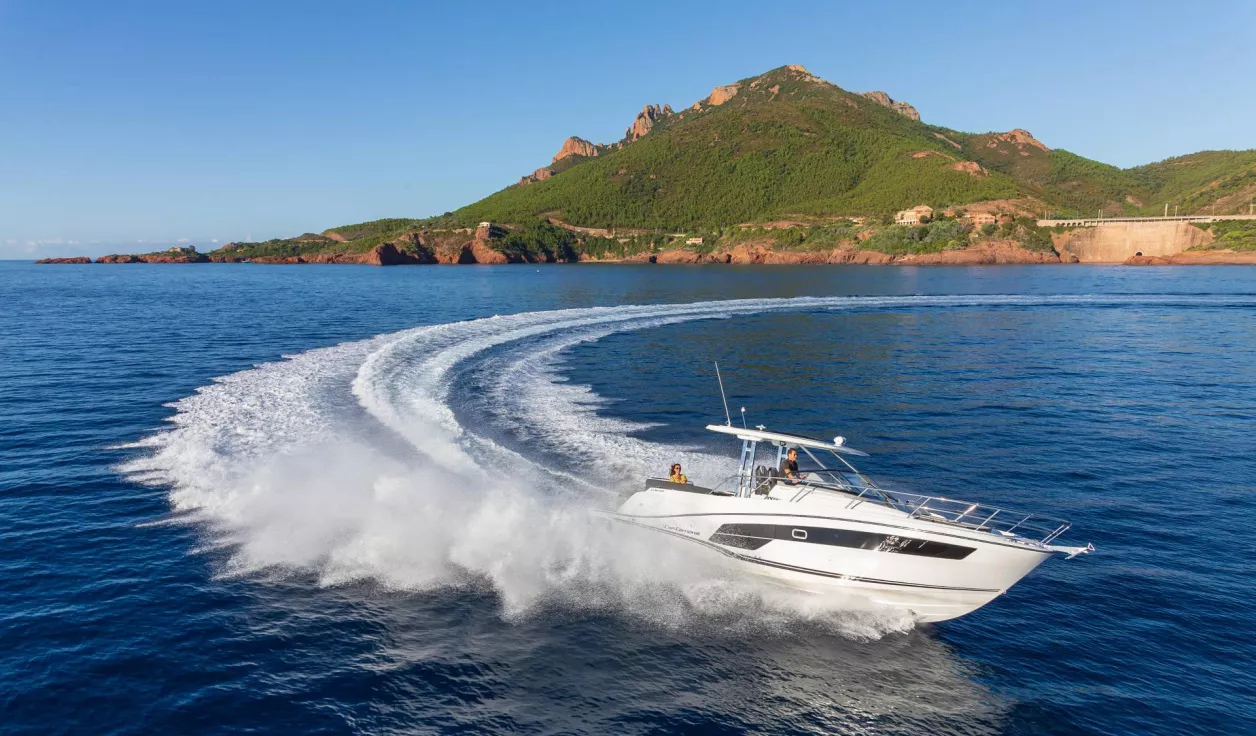 Катер Jeanneau Cap Camarat 10.5 WA Series 2 - фото 1