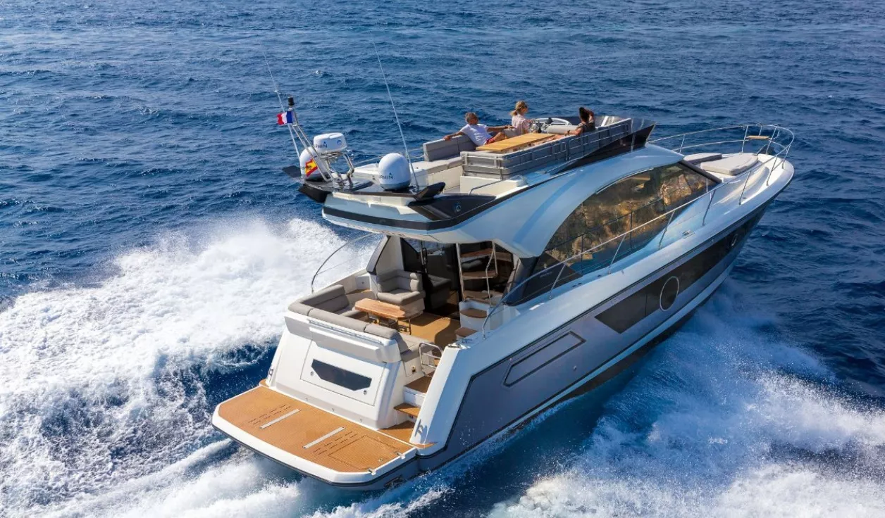 Моторная яхта Beneteau Monte Carlo 52 - фото 2