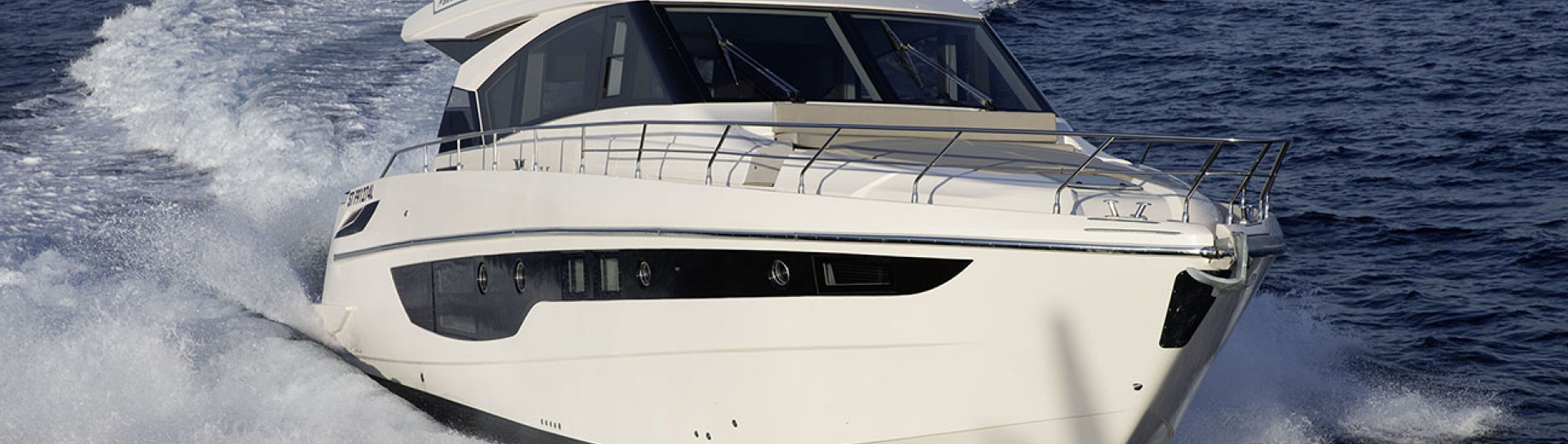 Моторная яхта Cayman Yachts F520 - фото