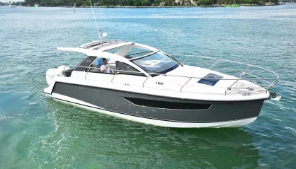 Sealine S330V