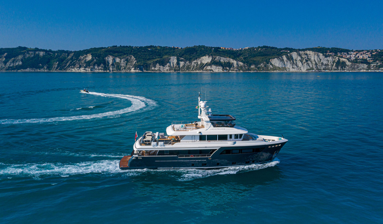 Моторная яхта Cantiere delle Marche Darwin 102 - фото 1