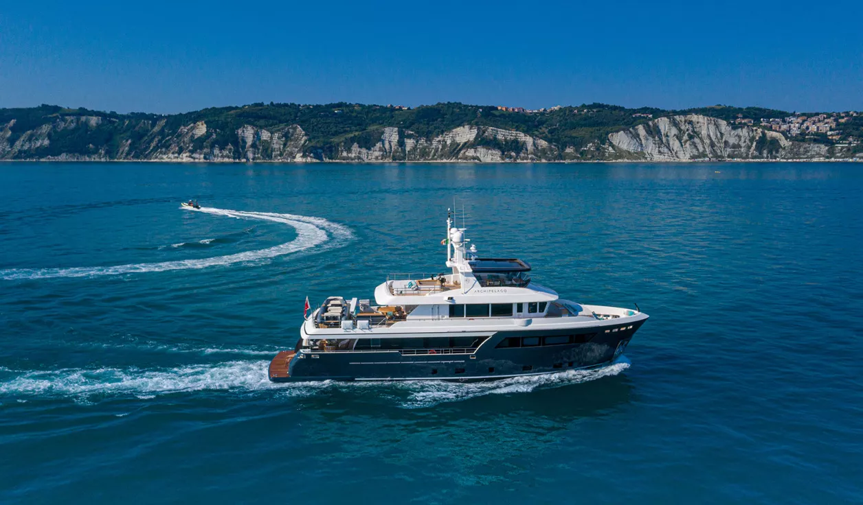 Моторная яхта Cantiere delle Marche Darwin 102 - фото 1