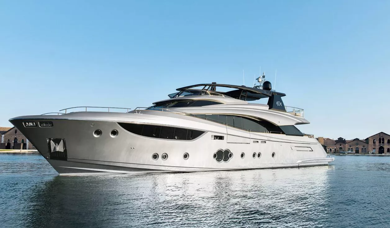 Моторная яхта Monte Carlo Yachts 105 - фото 1