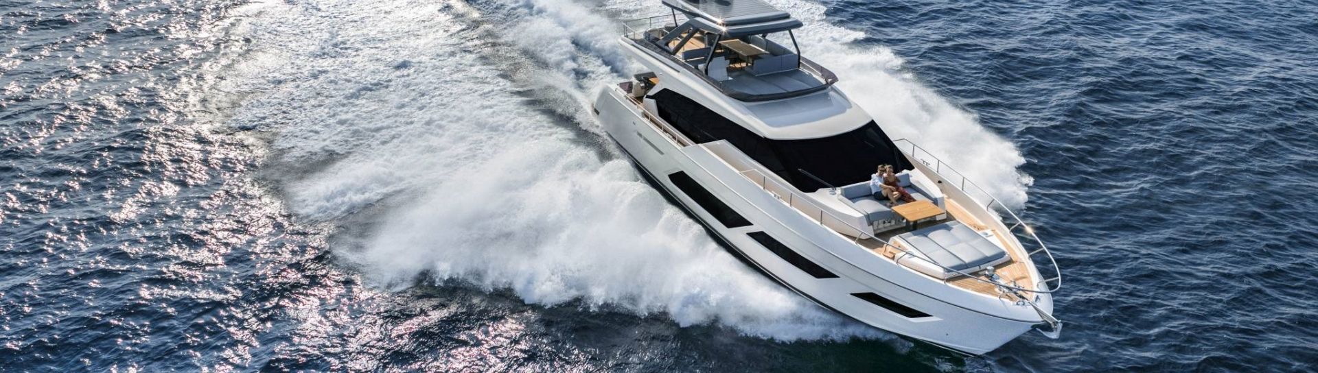 Моторная яхта Ferretti 720 - фото