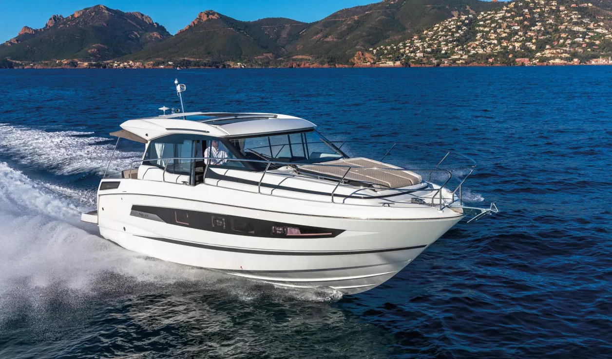 Моторная яхта Jeanneau NC 37 - фото 2