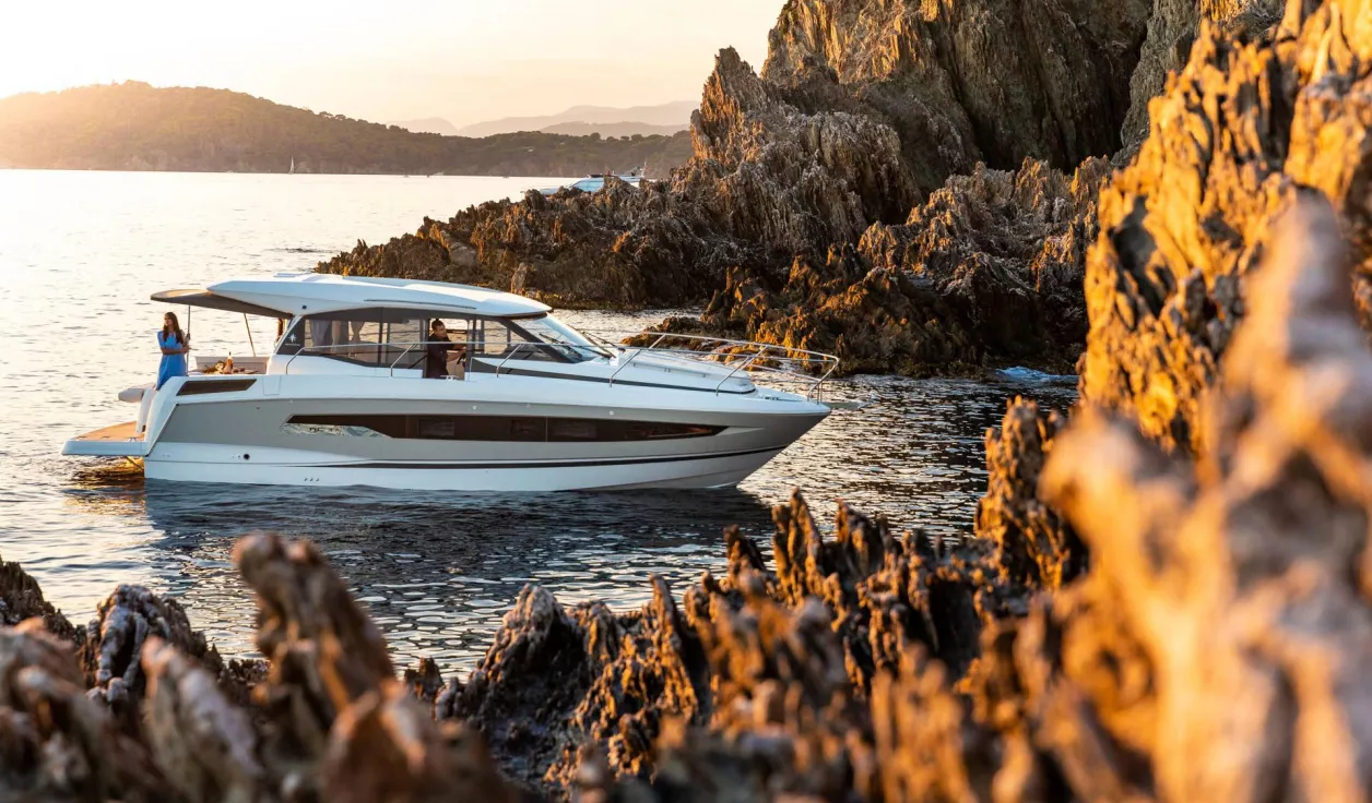 Моторная яхта Jeanneau NC 37 - фото 1