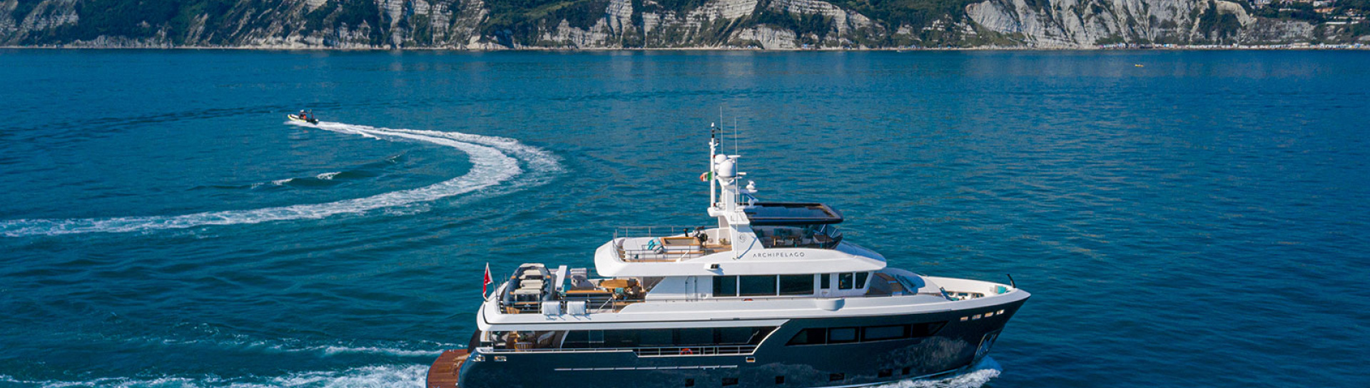 Моторная яхта Cantiere delle Marche Darwin 102 - фото
