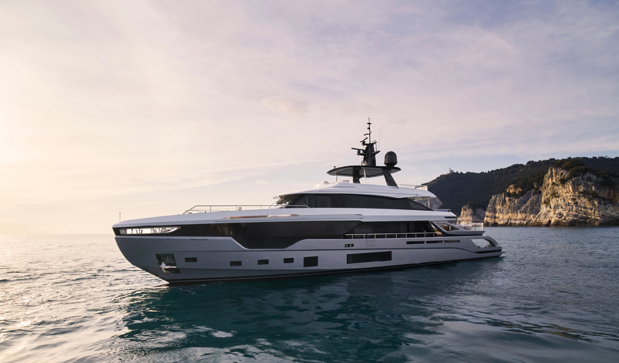 Моторная яхта Azimut Grande 38 METRI Tri-deck - фото 1