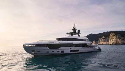 Azimut Grande 38 METRI Tri-deck