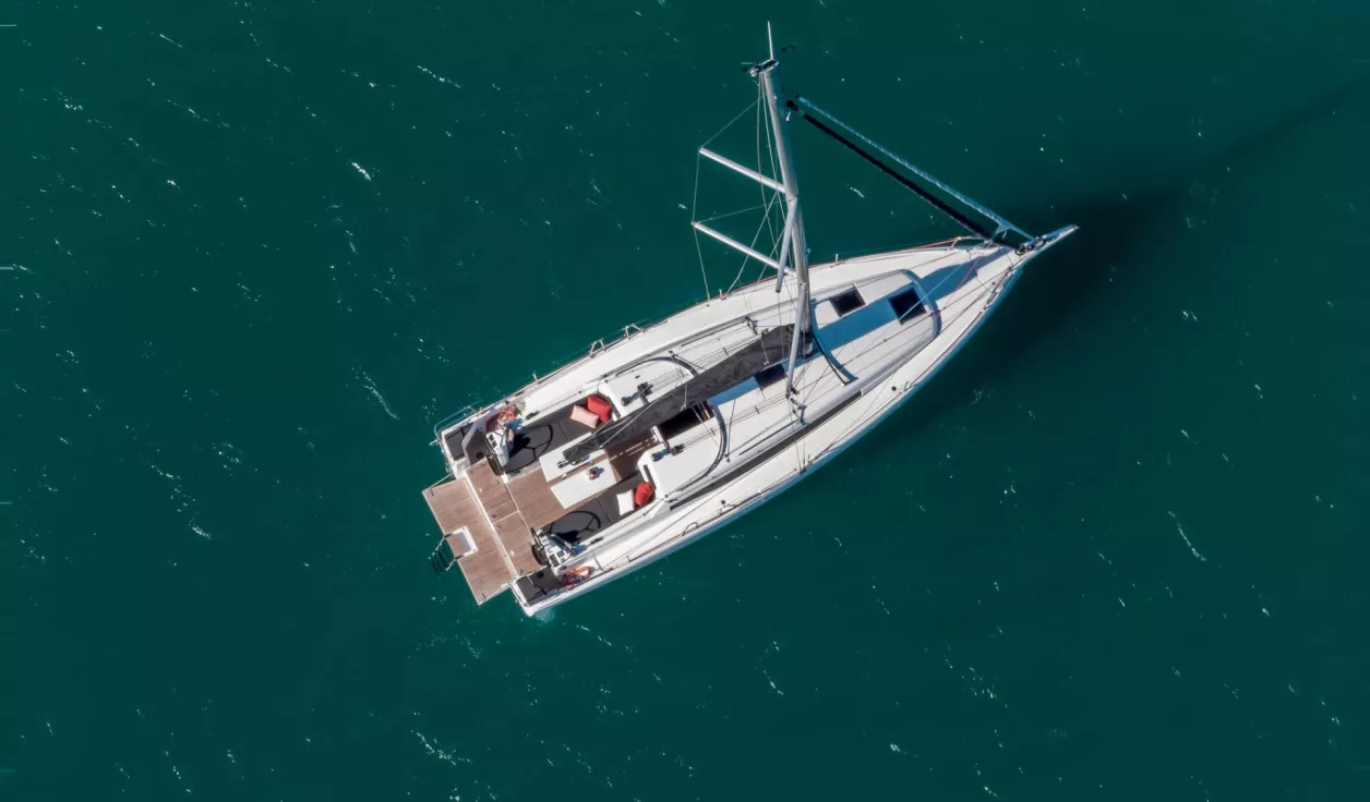 Парусная яхта Jeanneau Sun Odyssey 380 - фото 1