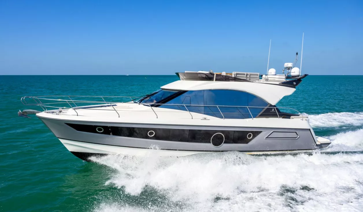 Моторная яхта Beneteau Monte Carlo 52 - фото 1