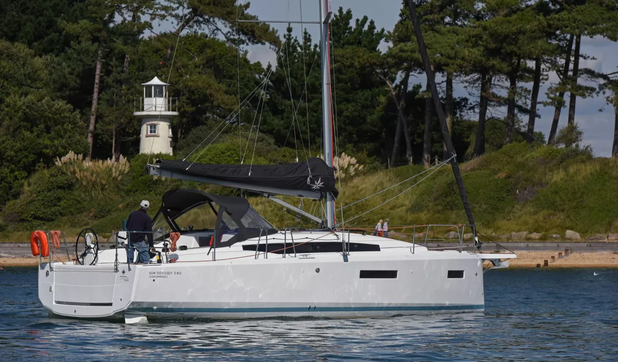Парусная яхта Jeanneau Sun Odyssey 380 - фото 2