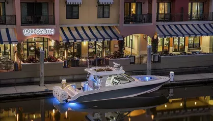 Boston Whaler 380 Realm