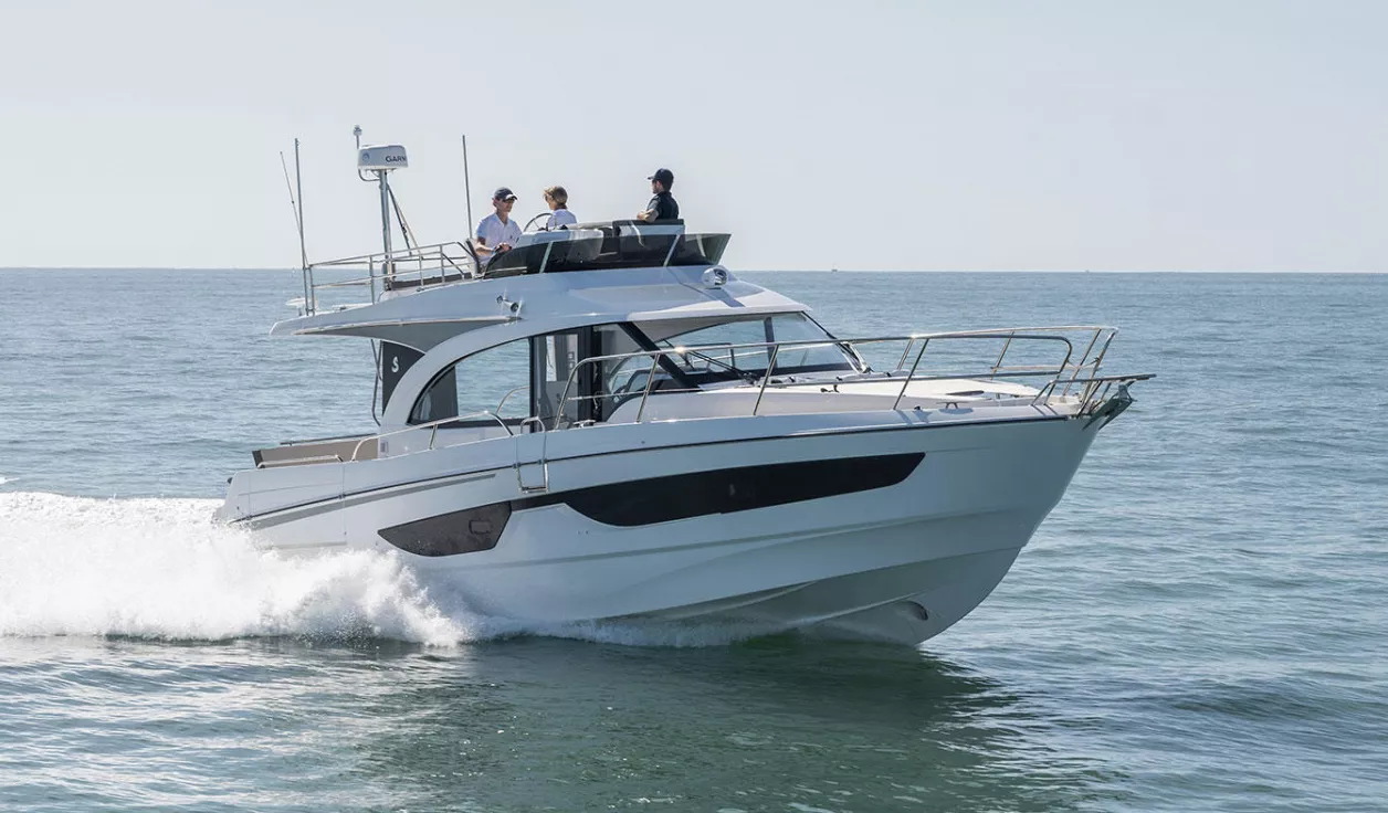 Катер Beneteau Antares 11 Fly - фото 1