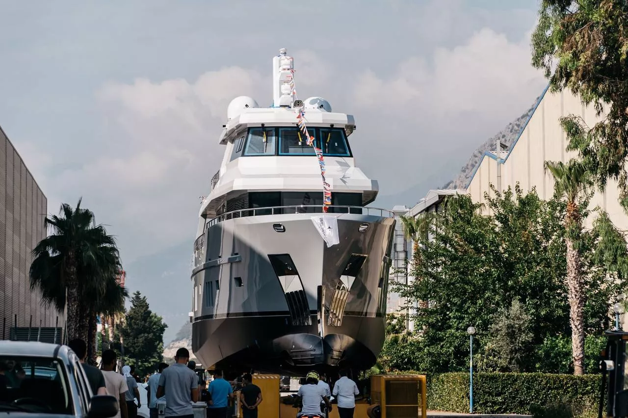 Новая Bering B76 спущена на воду