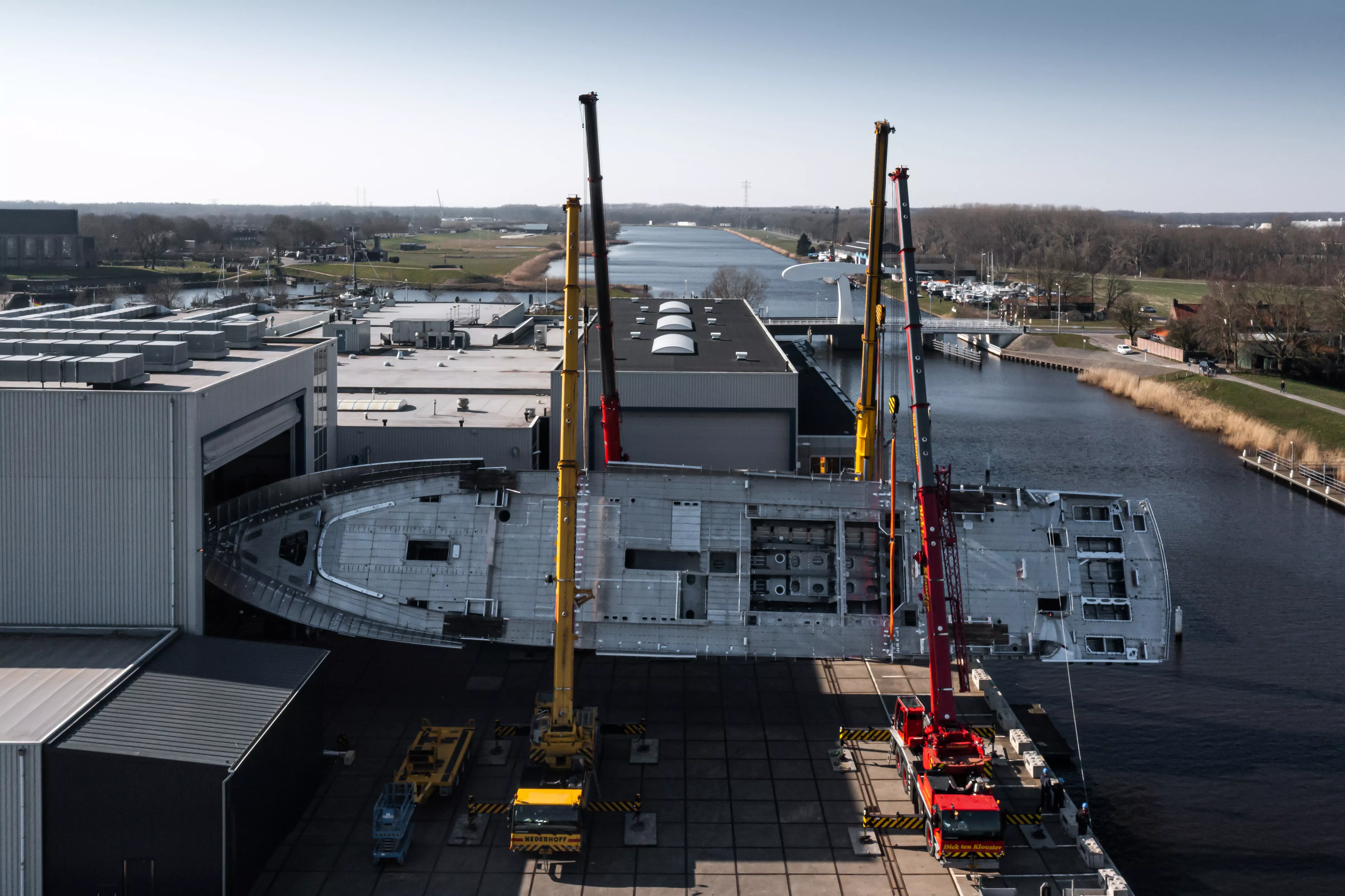 Royal Huisman Project 406: подъем с переворотом