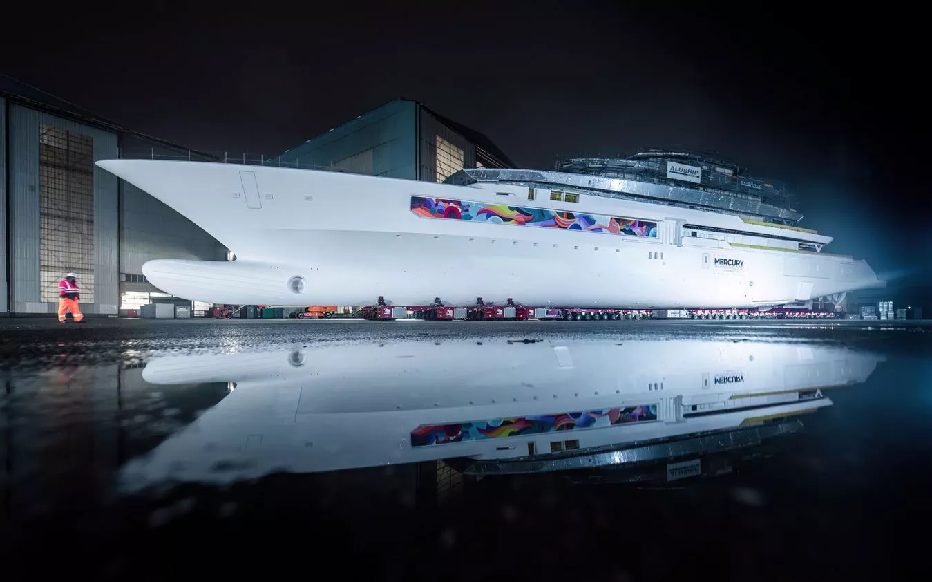 С граффити на борту