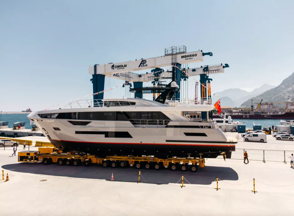Экспедиционная яхта Bering B92 на воде