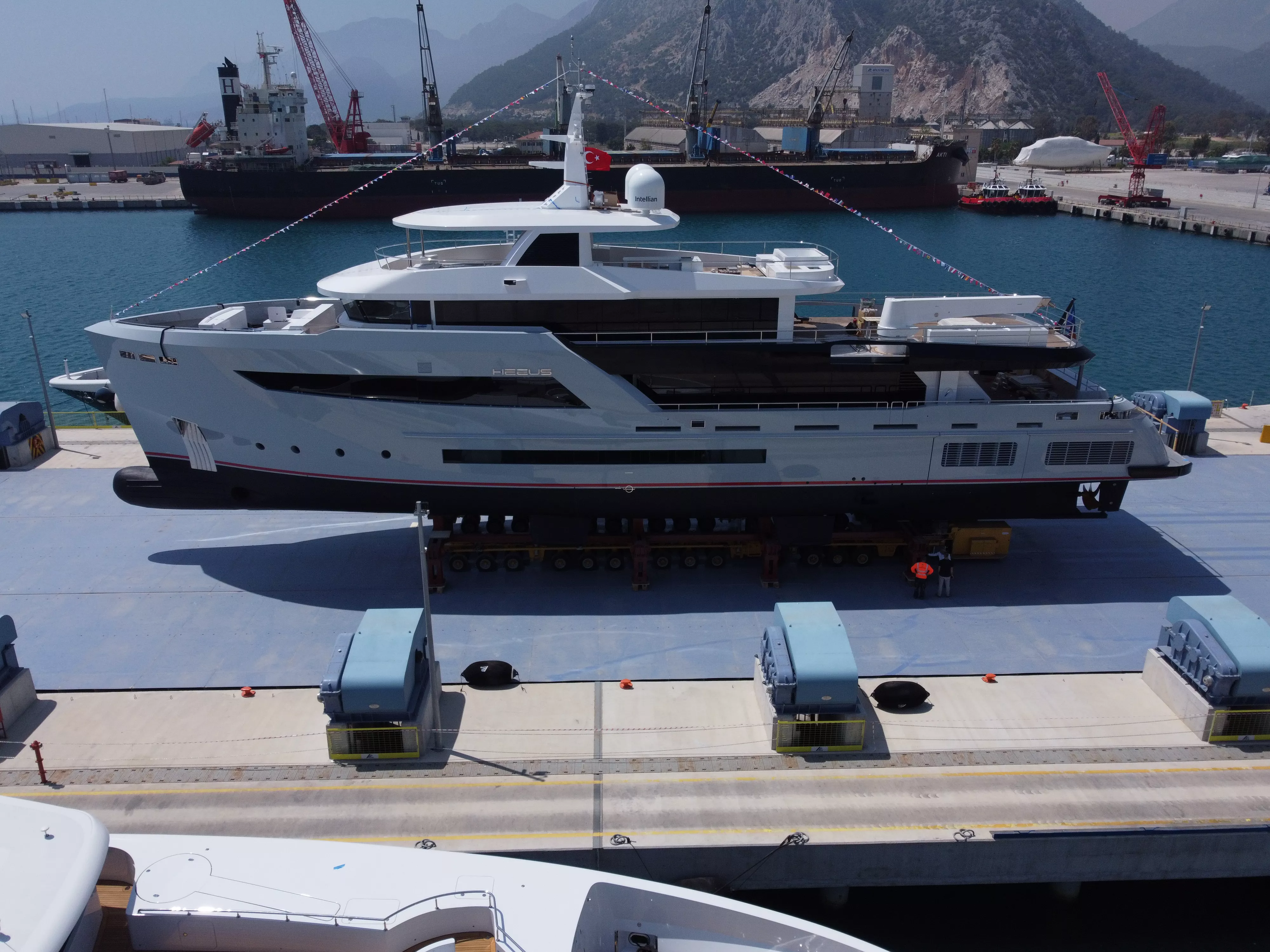 Флагман Bering Yachts готовится к плаванию