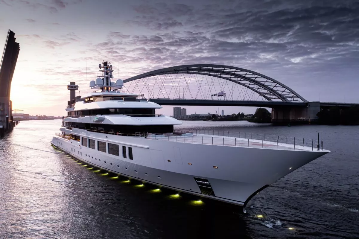Яхта Oceanco Infinity передана владельцу