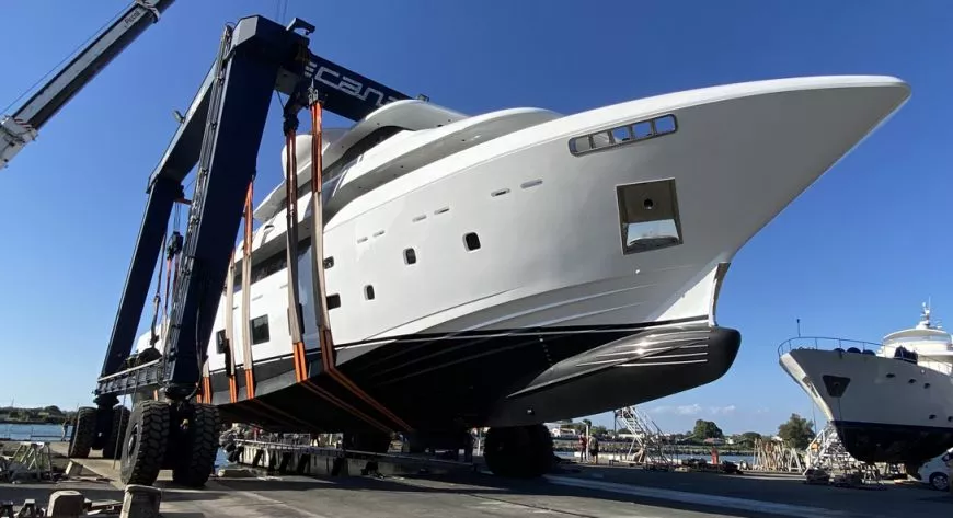 Яхта Canados 143 Tri-Deck спущена на воду