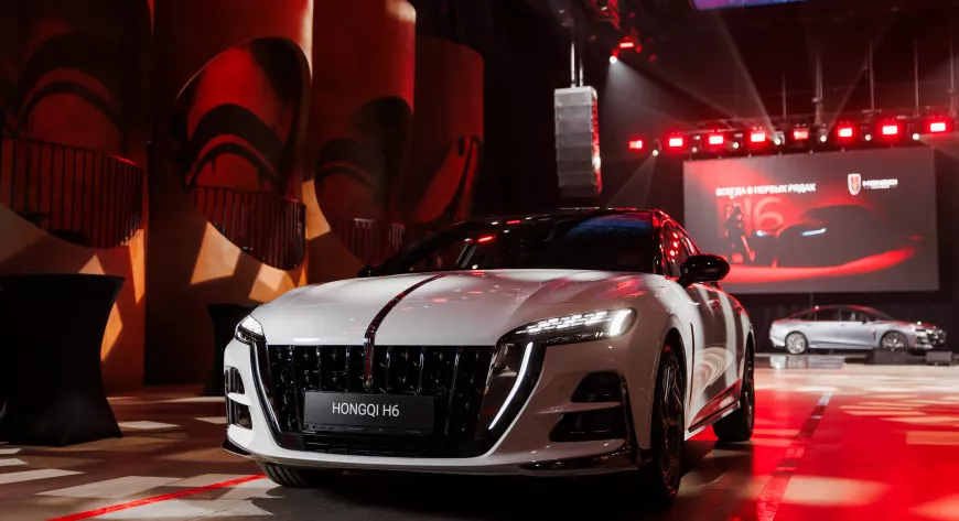 На подиуме — HONGQI H6