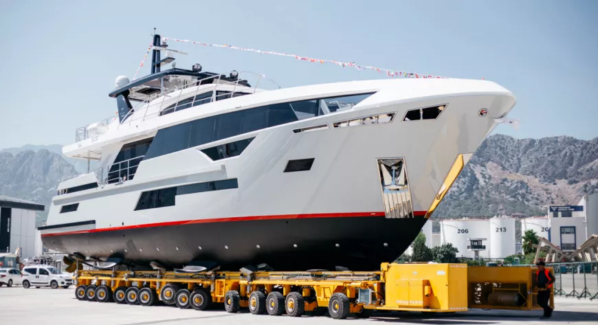Экспедиционная яхта Bering B92 на воде