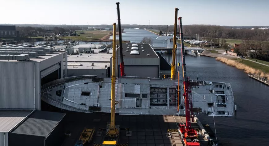 Royal Huisman Project 406: подъем с переворотом
