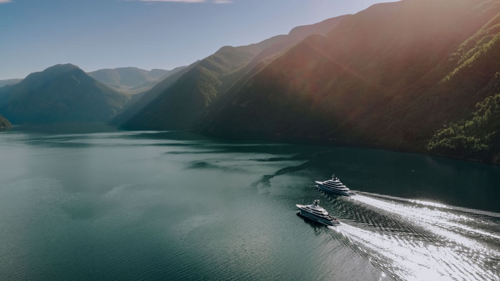 Суперъяхта Leviathan и ее яхта сопровождения Draak, обе построены на верфи Oceanco