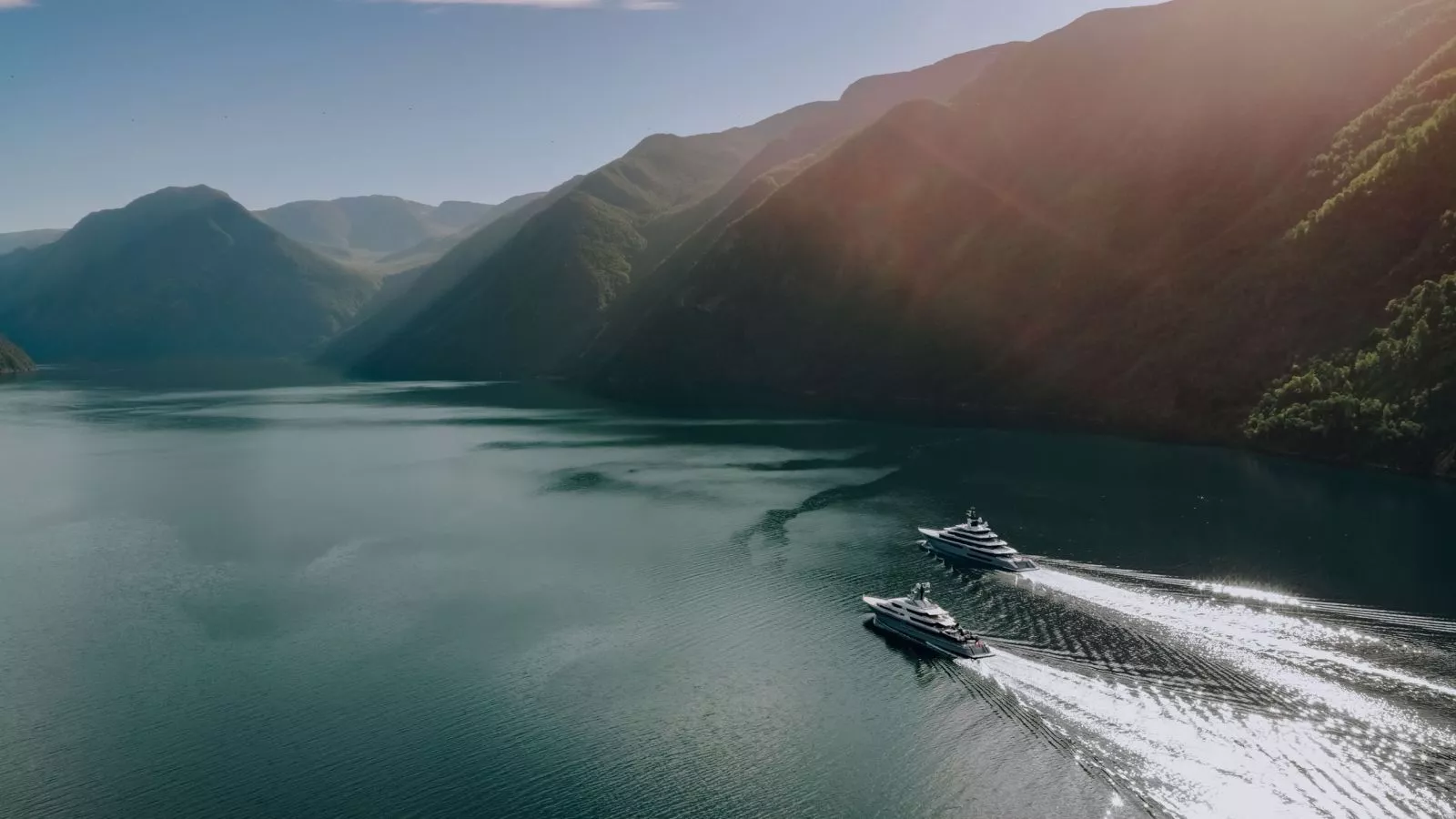 Суперъяхта Leviathan и ее яхта сопровождения Draak, обе построены на верфи Oceanco