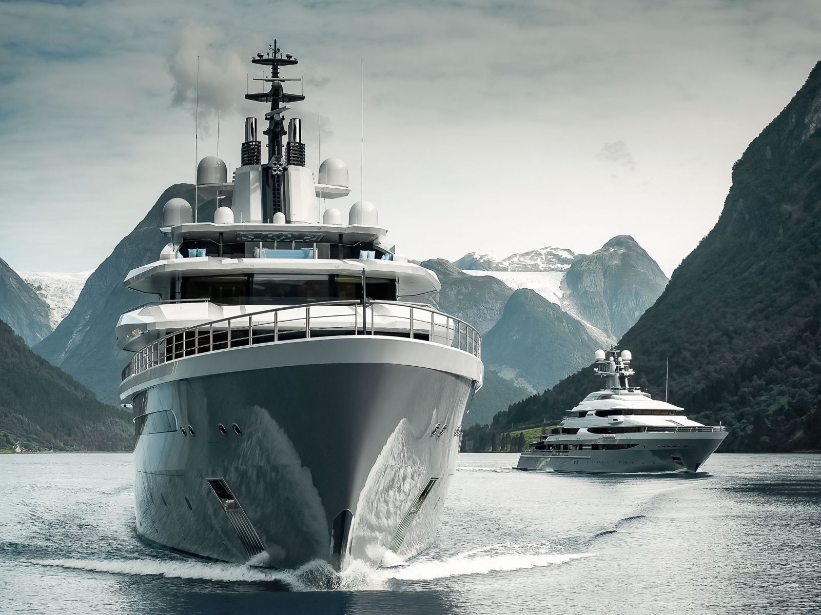 Суперъяхты Draak и Leviathan, верфь Oceanco, обе яхты принадлежат владельцу верфи Гейбу Ньюуэллу