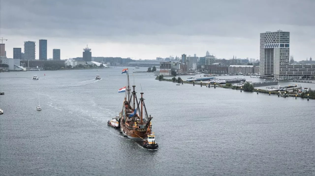 Реплика галеона Батавия в море