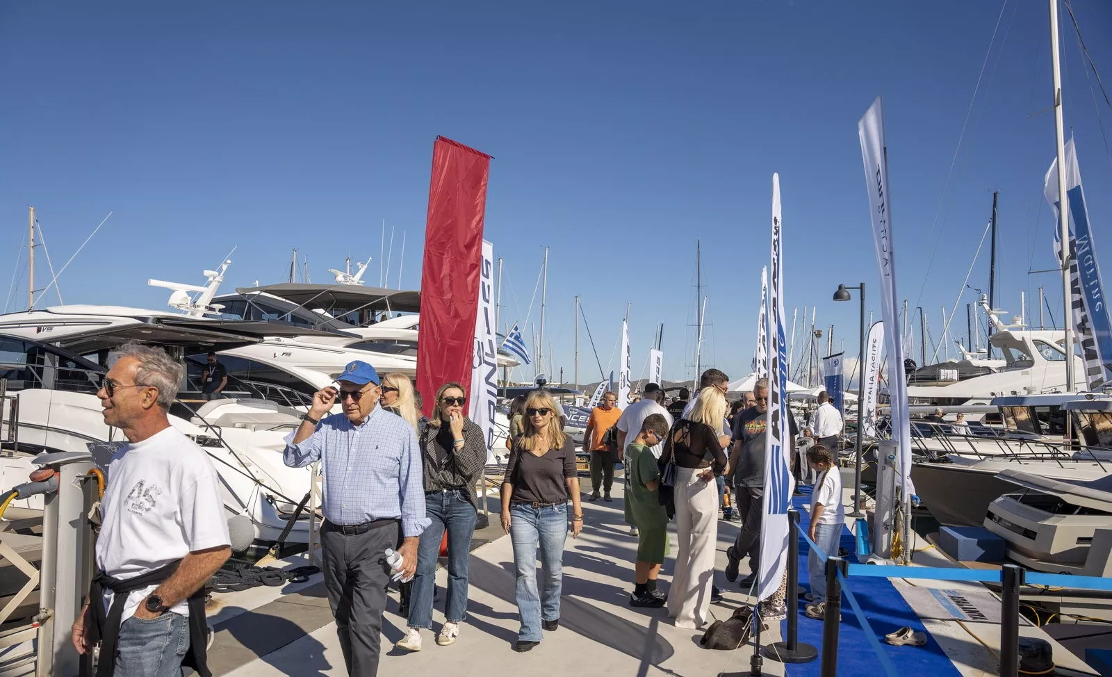 Посетители Olympic Yacht Show на причалах выставки в Греции