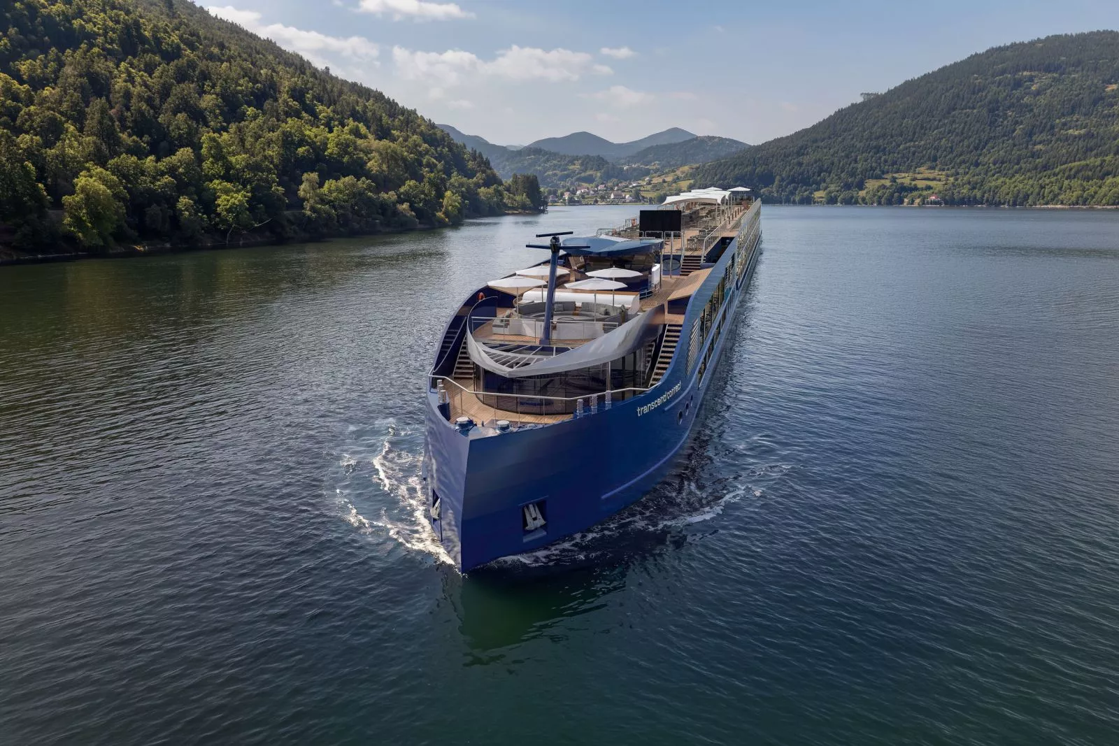 Речной круизный лайнер компании Transcend Cruises идет по реке