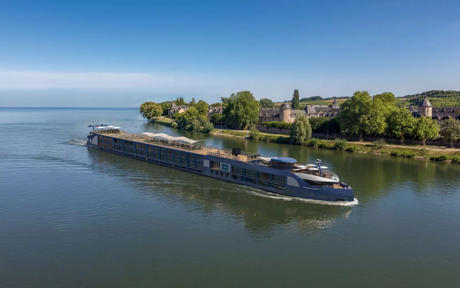 Круизный лайнер Transcend Cruises идет по реке