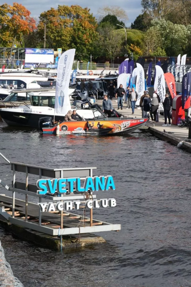 Вид с берега на яхт-клуб 
