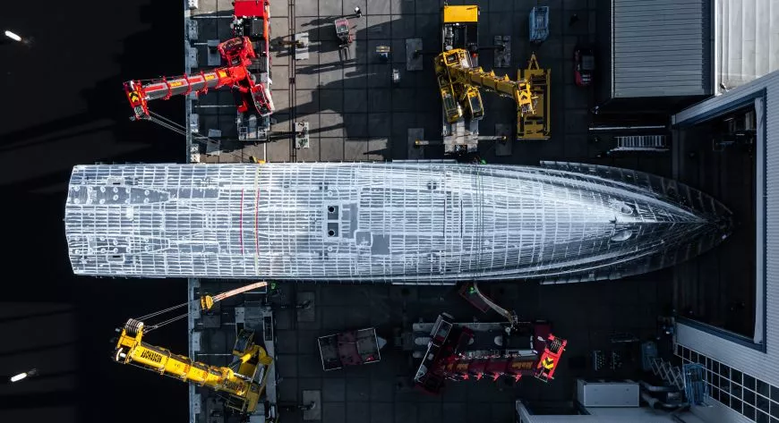 Royal Huisman Project 406: подъем с переворотом - фото 1