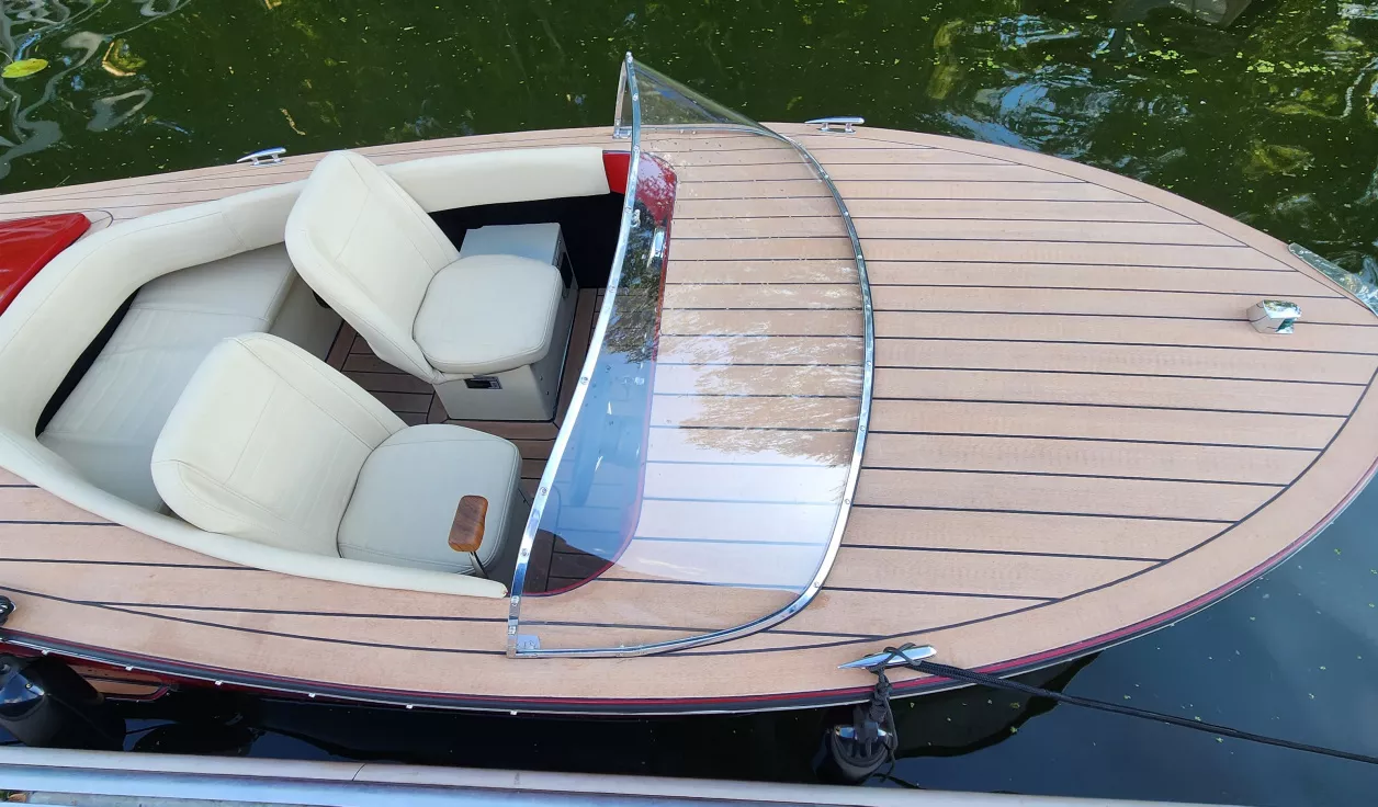 Prive Boat